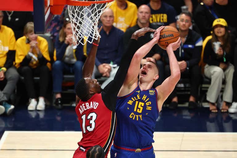 Nikola Jokic ataca al cesto contra Bam Adebayo, uno de los duelos más importantes de la final de la NBA