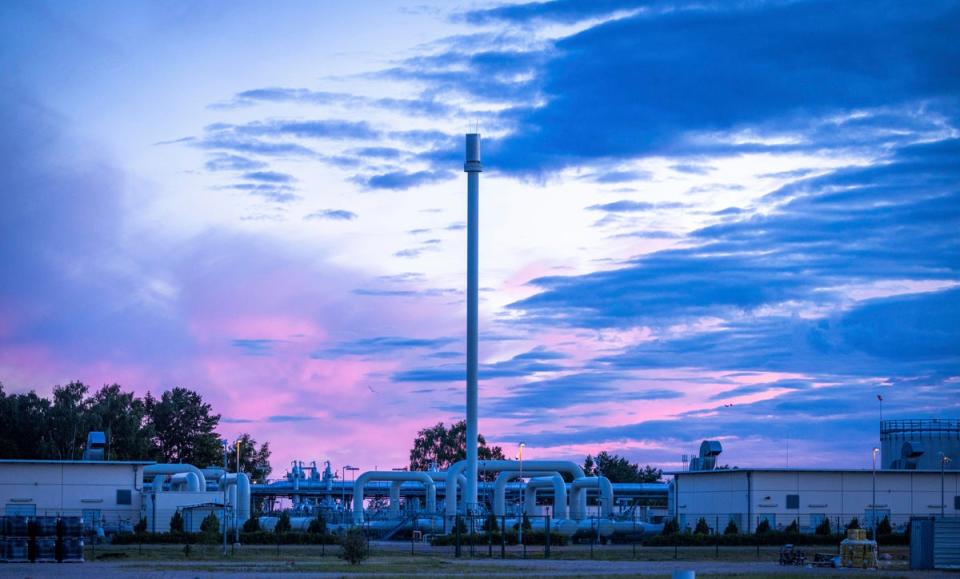 El sol sale detrás de los sistemas de tuberías y dispositivos de cierre de la estación receptora de gas Nord Stream 1 en Lubmin, Alemania (Jens Buettner/DPA/AP)