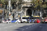 <p>GRA177. BARCELONA, 17/08/2017.- Efectivos policiales y de emergencias en la zona en la que una furgoneta ha atropellado esta tarde a varias personas que paseaban por las Ramblas de Barcelona. EFE/Andreu Dalmau </p>