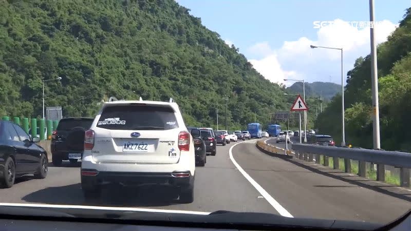 收假日國道北返車潮湧現。