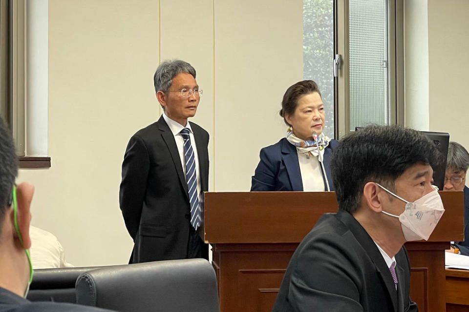經濟部長王美花（右）、水利署長賴建信（左）今天至立法院經濟委員會報告並備詢。攝影：劉庭莉