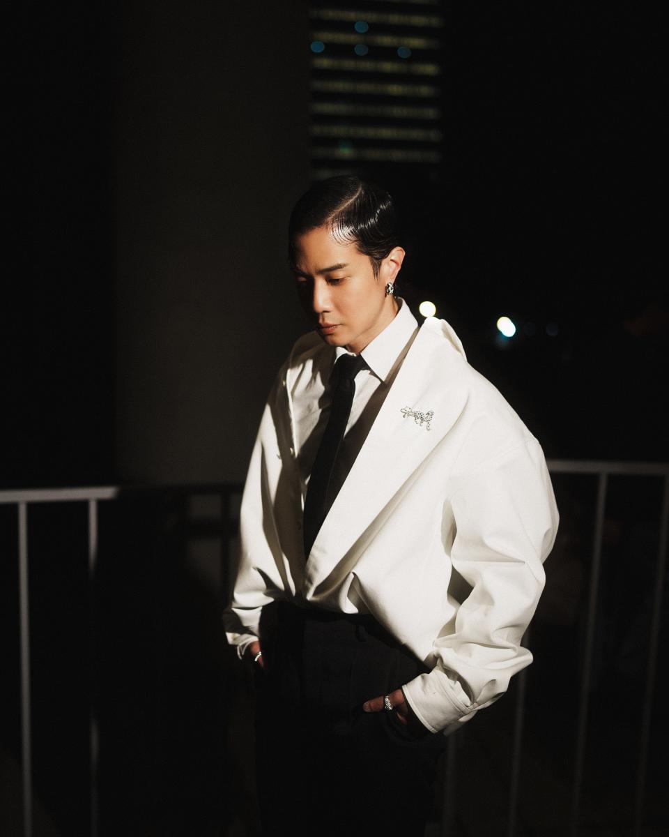 頒獎典禮上，薛仕凌身穿Valentino襯衫式外套（NT$67,000）、 襯衫（NT$33,000）、褲子（NT$57,000）、領帶（NT$15,800）。（Valentino提供）