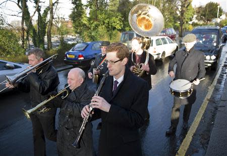 A band plays in the funeral cortege of Ronnie Biggs as it arrives at Golders Green Crematorium in north London January 3, 2014. REUTERS/Neil Hall