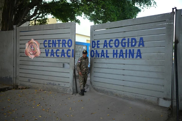 La entrada del centro de detención de migrantes de Haina, en Santo Domingo, en una imagen del 17 de mayo de 2024 (Federico Parra)