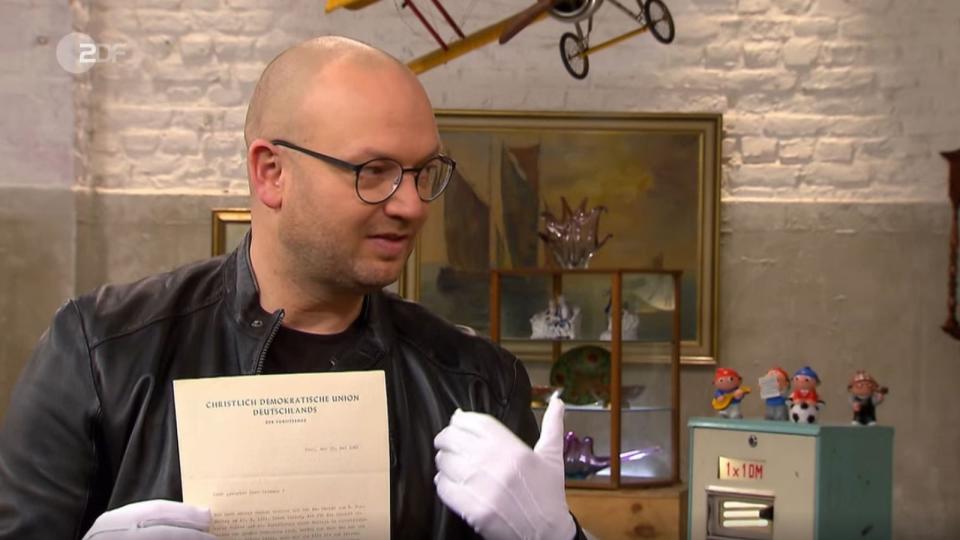 "Das ist ein Schriftstück aus dem Jahr 1961", das der Platte als Geschenk an einen Parteikollegen beigelegt wurde. Darin bedankte sich Konrad Adenauer für die Aufopferung im Wahlkampf. (Bild: ZDF)