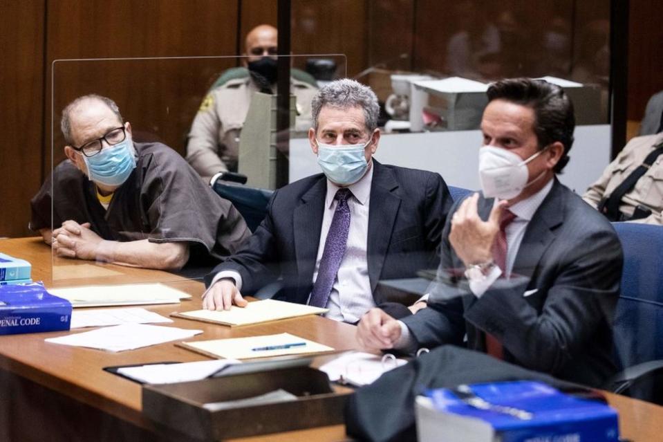 Harvey Weinstein (izquierda) y sus abogados Mark Werksman (centro) y Alan Jackson (derecha) durante el prejuicio en Los Angeles, California el 19 de julio de 2021.