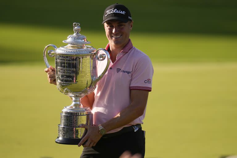 Justin Thomas sostiene el Trofeo Wanamaker tras ganar el torneo PGA Championship en un desempate contra Will Zalatoresi en el Club campestre Southern Hills en Tulsa, Oklahoma, el domingo 22 de mayo de 2022. (AP Foto/Sue Ogrocki)