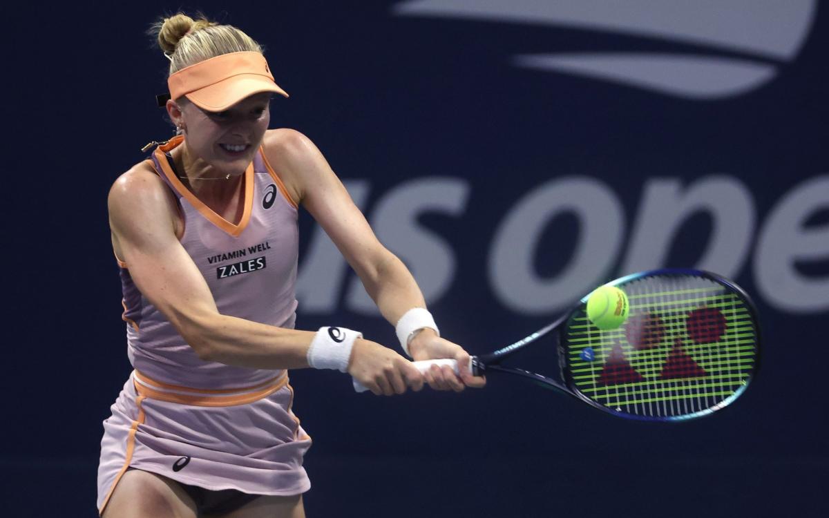 Harriet Dart thrashes Chloe Paquet at the US Open – with help from her mum