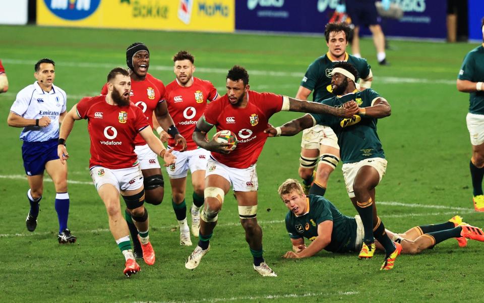 Courtney Lawes of British & Irish Lions hands off Siya Kolisi of South Africa during the 1st Test between South Africa & British & Irish Lions at Cape Town Stadium on July 24, 2021 in Cape Town, South Africa. - GETTY IMAGES