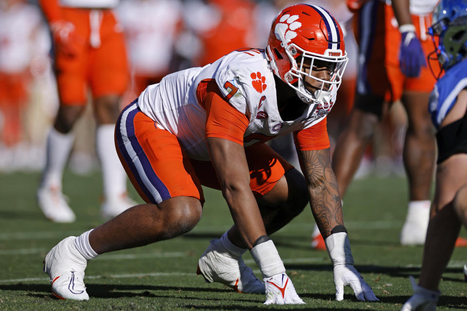 JACKSONVILLE, FL - 29 DECEMBER: Clemson Tigers verdedigingseind ​​Justin Mascoll (7) staat in de verdediging tijdens de TaxSlayer Gator Bowl tegen de Kentucky Wildcats op 29 december 2023 in het EverBank Stadium in Jacksonville, Florida. (Foto door Joe Robbins/Icon Sportswire via Getty Images)