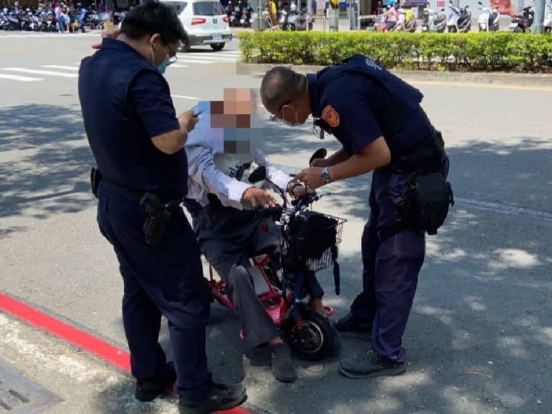 八旬翁騎電動車路倒　前鎮警及時發現助送醫