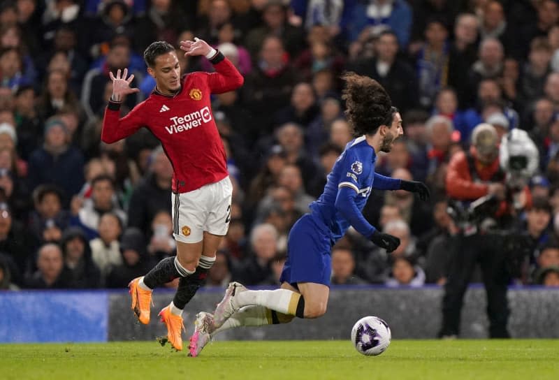 Manchester United's Antony (L) fouls Chelsea's Marc Cucurella resulting in a penalty during the English Premier League soccer match between Chelsea and Manchester United at Stamford Bridge. Bradley Collyer/PA Wire/dpa