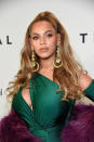 <p>Was Queen Bey trägt, ist Trend-Gesetz. Klar, dass Beyoncé mit ihrem dunkelblonden Auftritt 2018 die Haartrend-Weichen für 2019 stellt. Hierbei werden dunkle Goldtöne als Highlights gesetzt. Der Vorteil: Das steht so gut wie jedem. (Bild: Getty Images) </p>