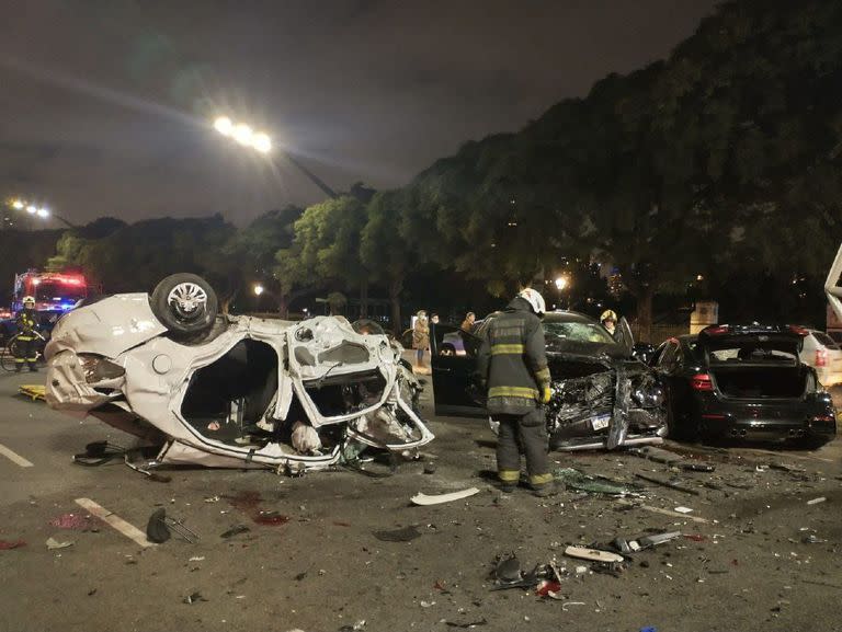 Destrozo total: el Ford Ka blanco quedó completamente destruido y sus ocupantes tuvieron que ser rescatados por Bomberos y policía de la Ciudad