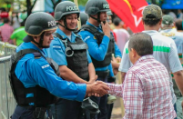 <p>“Estamos de brazos caídos para manifestar nuestra inconformidad por lo que está pasando. Nosotros somos pueblo y no nos podemos estar matando con el propio pueblo. Tenemos familia”, dijo un portavoz de los policías con el rostro cubierto, según retoma <a rel="nofollow noopener" href="http://www.bbc.com/mundo/noticias-america-latina-42217813" target="_blank" data-ylk="slk:BBC;elm:context_link;itc:0;sec:content-canvas" class="link "><em>BBC</em></a>.<br><br></p>