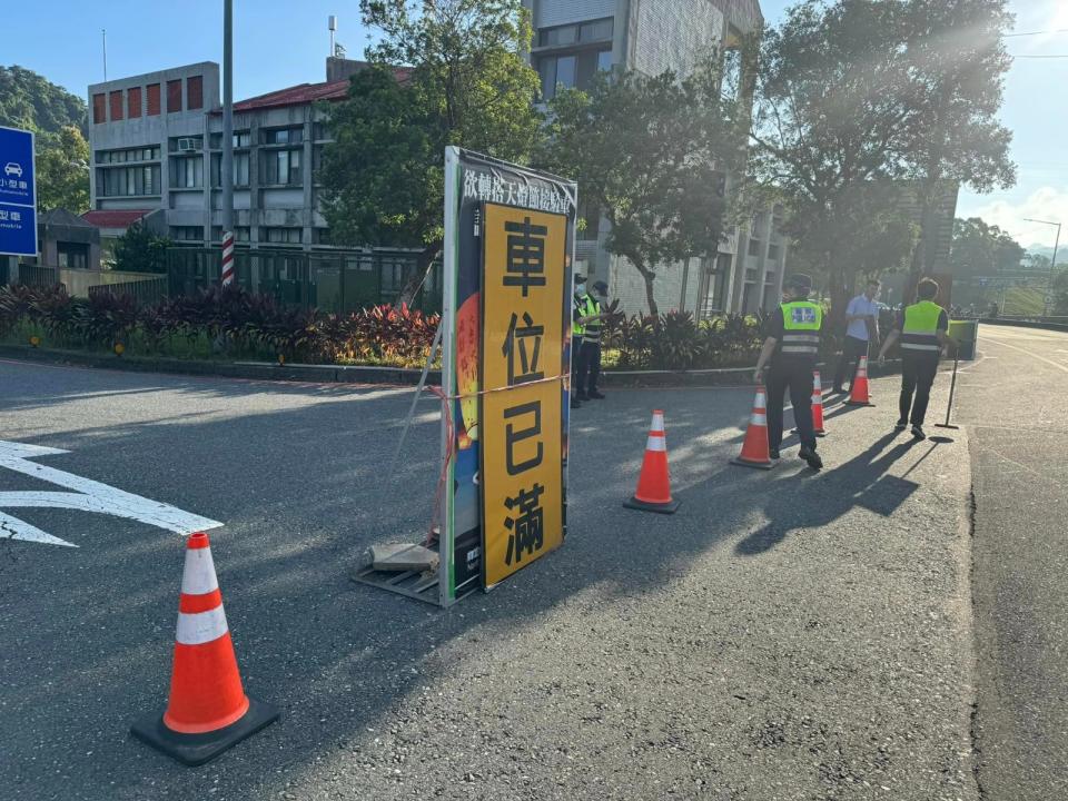 重機團體為爭取重型機車開放停一般機車格的權利，於今日發起「十月零一，摩托起義」活動，號召騎士們早上齊聚新北石碇服務區依法「1車停1格」。臉書粉專通勤者之歌提供