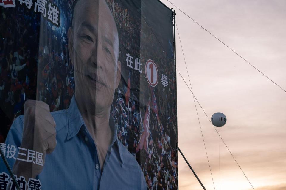 高雄市區的韓國瑜選舉廣告看板。（攝影／蘇威銘）