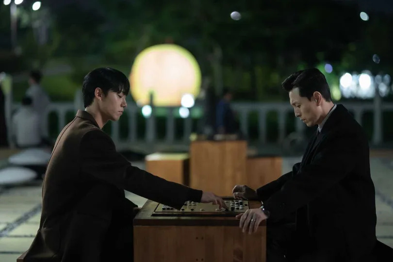 李到晛為了宋慧喬的復仇計畫進而與鄭星一下棋對決。（圖／Netflix提供）