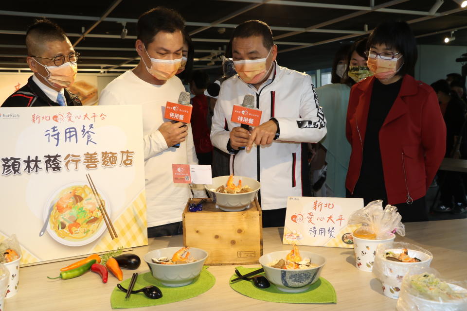 長期在板橋民治街做待用餐的顏林蔭行善麵店也加入新北好日子待用餐。（新北市社會局提供）