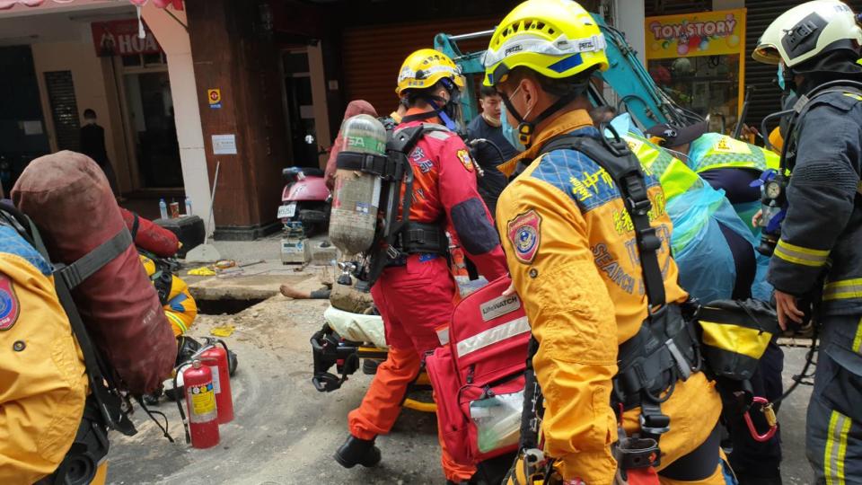 消防大隊接獲通報，立即出動38人到場搶救。（圖／東森新聞）