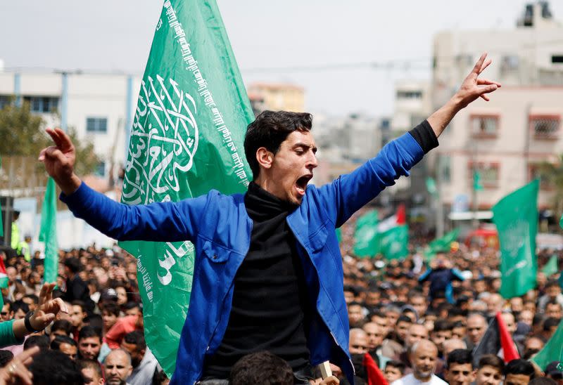Un partidario palestino de Hamás asiste a una protesta en apoyo de la mezquita de Al-Aqsa, en el norte de la Franja de Gaza.