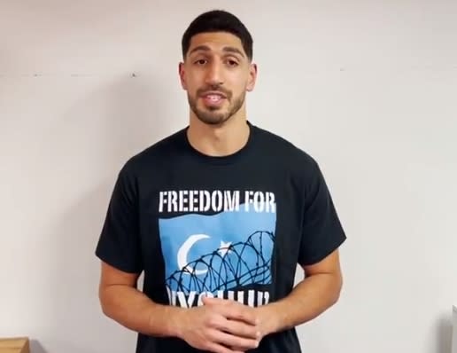 美國職籃NBA塞爾蒂克球星坎特(Enes Kanter) 21日在推特直接嗆聲中國總理習近平，表示西藏屬於西藏人民，引發中國反彈，而昨天(22)日則再度上傳新影片，譴責新疆議題。   圖：翻攝自坎特twitter