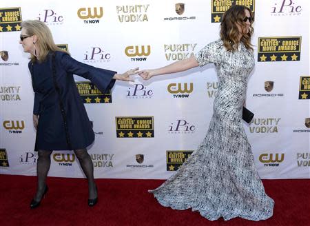 Actresses Meryl Streep (L) and Julia Roberts arrive at the 19th annual Critics' Choice Movie Awards in Santa Monica, California January 16, 2014. REUTERS/Kevork Djansezian