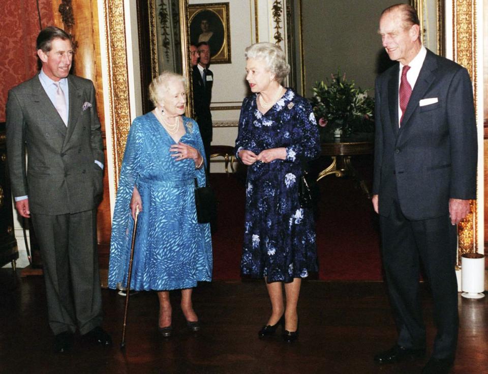 Queen Mum, Queen Elizabeth II und Prinz Philip zusammen mit dem Prinzen von Wales anlässlich seiner 50. Geburtstagsparty. Quelle: Getty