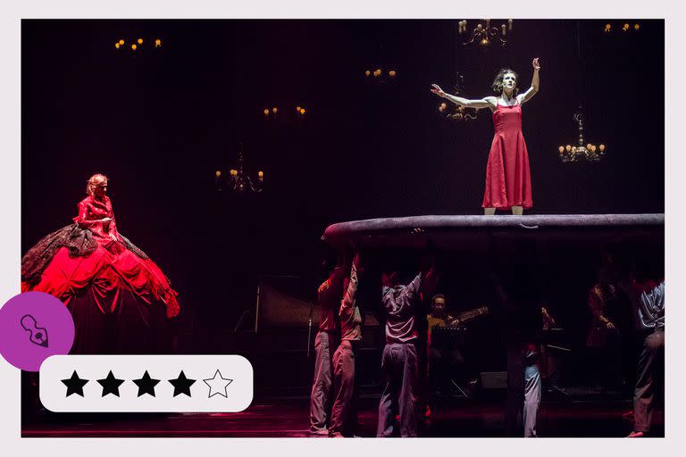 Una escena destacada de "Folia", con la soprano Graciela Oddone y la bailarina Antonella Zanutto, de rojo, por el Ballet del San Martín