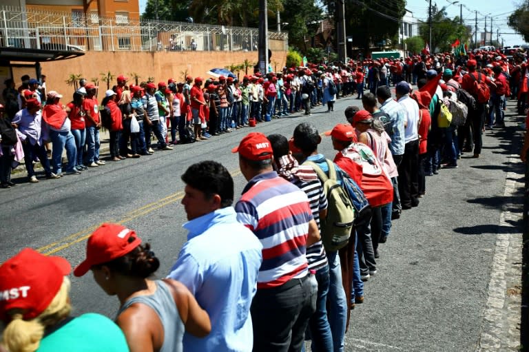 Supporters of former Brazilian President Luiz Inacio Lula da Silva wait for his arrival at tha Federal Justice office to be questioned by anti-corruption judge Sergio Moro, in Curitiba, southern Brazil, on September 13, 2017