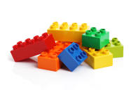 <p><b>Lego </b> <br><br> Die Bausteine des dänischen Spielzeugherstellers Lego sind in jedem Kinderzimmer zu finden. Aber woher kommt eigentlich der Name? Das Wort „Lego“ leitet sich von „leg godt“ ab, was so viel wie „spiel gut“ auf Deutsch bedeutet. (Bild: thinkstock) </p>