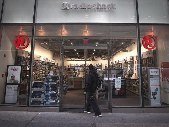 A RadioShack store is pictured in the Manhattan borough of New York January 15, 2015. REUTERS/Carlo Allegri