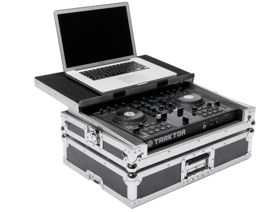 <p>La flight case è il desk numero uno per dj che vogliono essere subito considerati super professionali. Si tratta della custodia a forma di valigetta che diventa poi il banco per la console. Tra le più gettonate c’è la Magma Dj Controller Workstation S2 che misura 59 x 40 x 20 cm all’esterno e 44 x 36 x 7 cm all’interno. Prezzo: 155,02 euro su amazon.it </p>