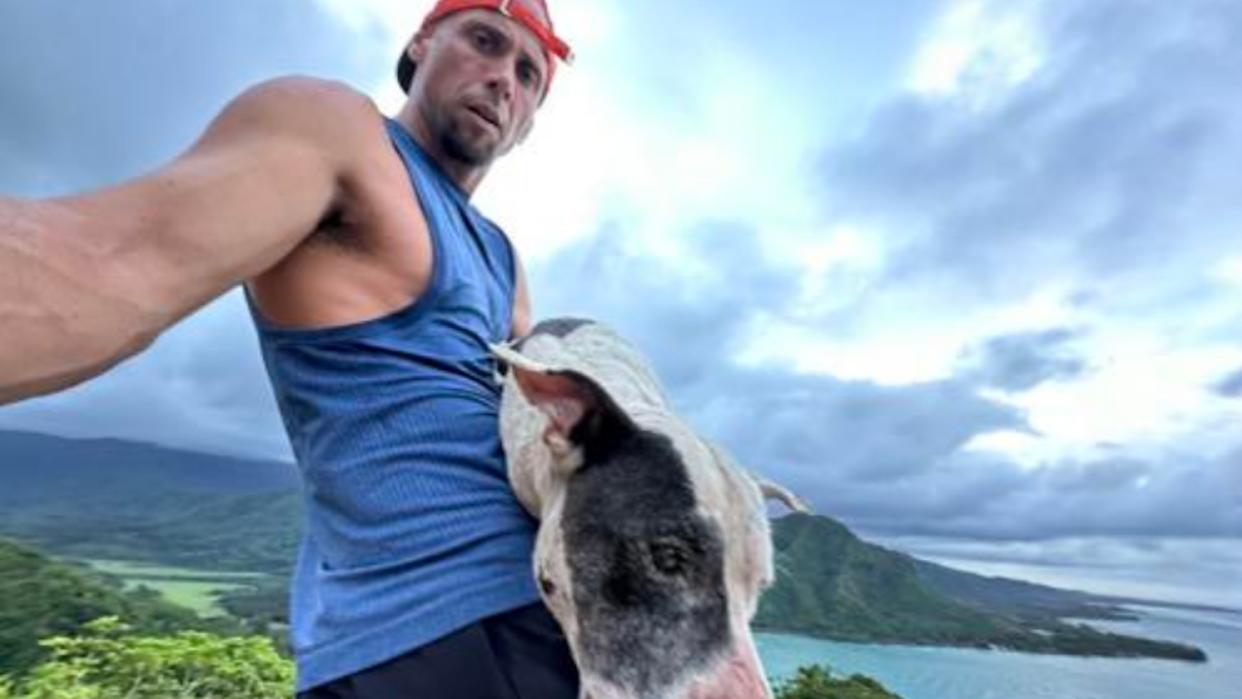  Sergio Florian rescues dog on Hawaiian mountain. 