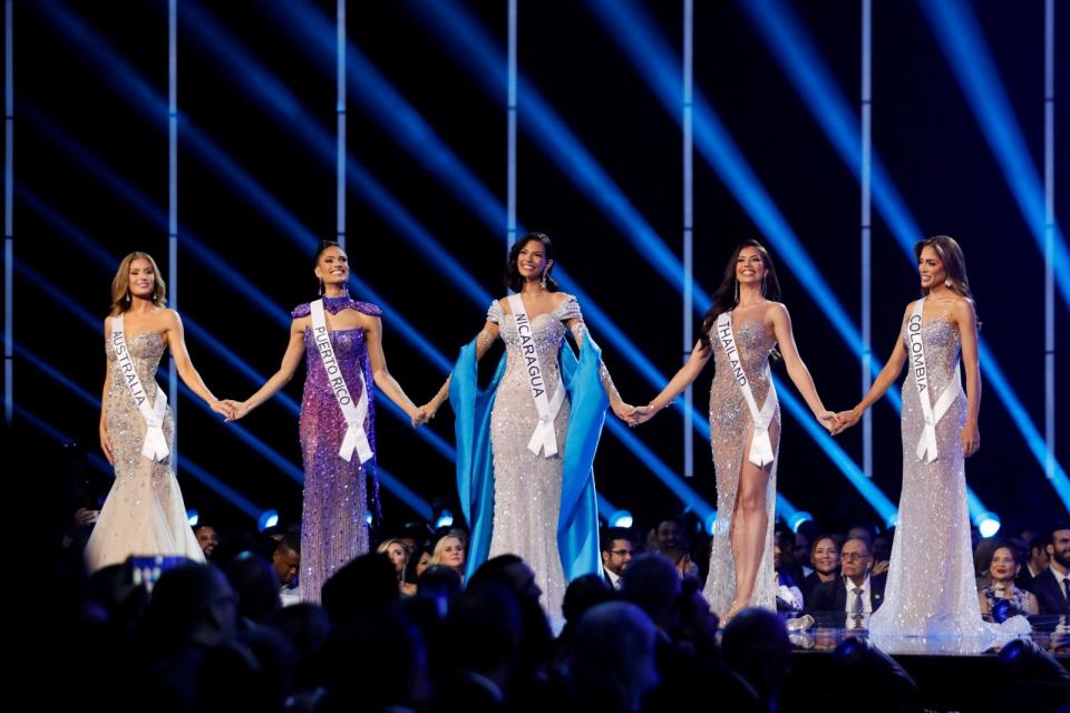 2023年11月18日，2023環球小姐決賽，尼加拉瓜小姐帕拉修斯（中）奪得后冠。路透社