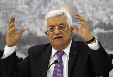 Palestinian President Mahmoud Abbas gestures as he meets Palestinian businessmen at his office in the West Bank city of Ramallah April 29, 2014. REUTERS/Mohamad Torokman