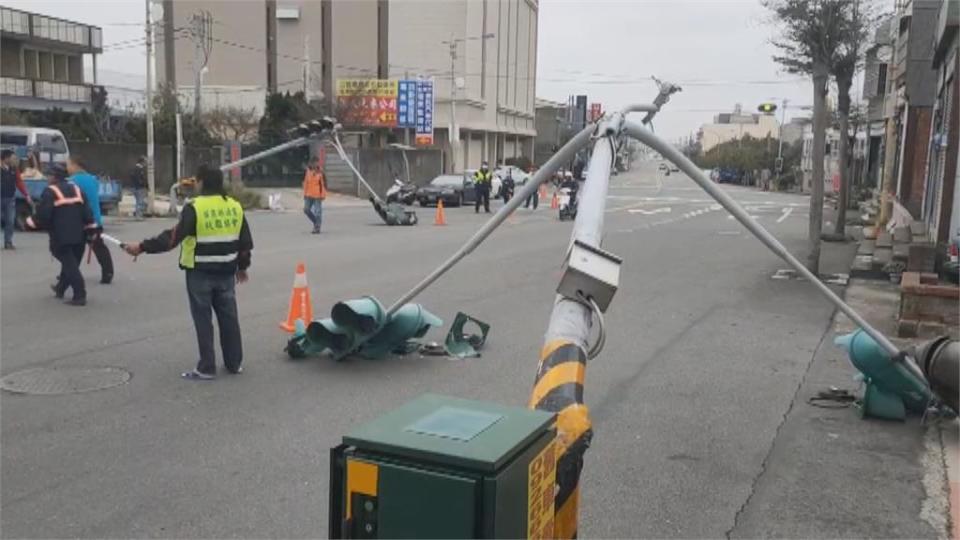 吊車吊臂忘了收一路衝...扯斷2根紅綠燈桿 通勤交通大打結