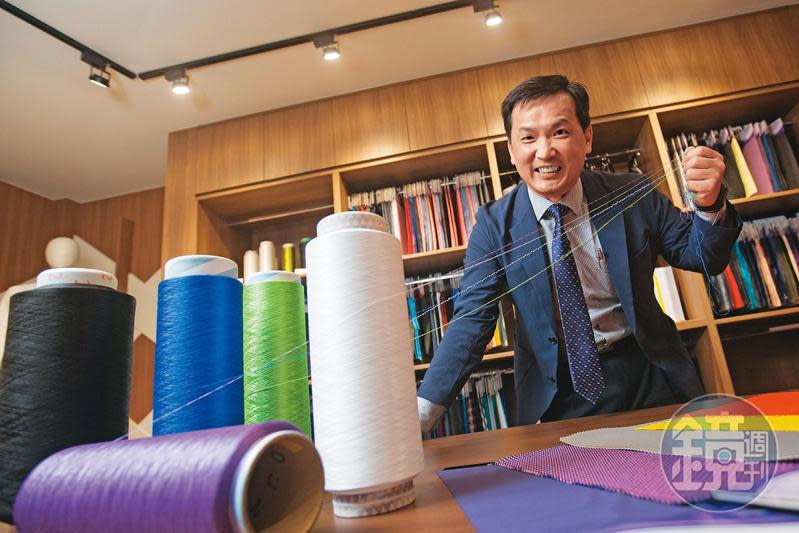 邱倉沛手中的彈性紗是宜新自有品牌「魔術絲」，助他拿下多個機能服飾品牌訂單，去年締造18億元營收。