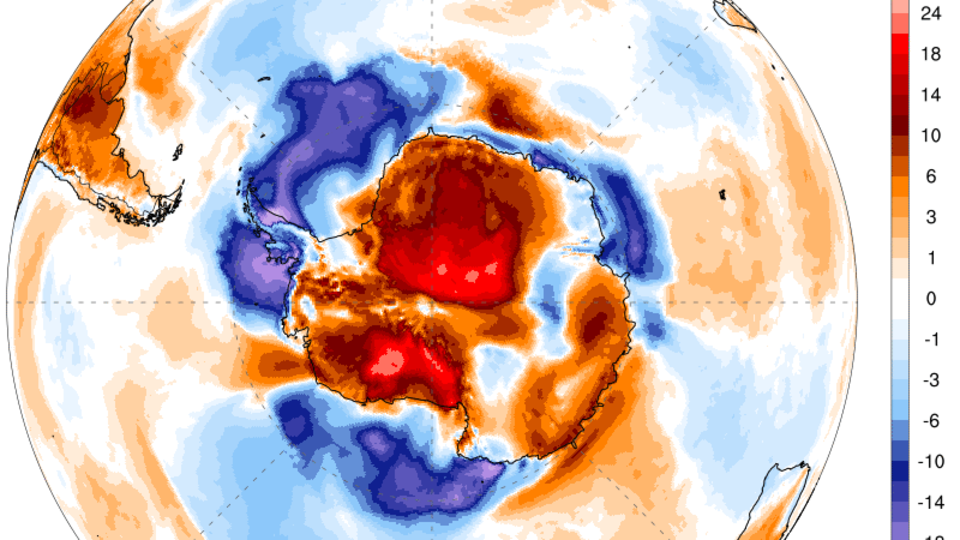 Über der Antarktis werden am 1. August 2024 Temperaturabweichungen vom Normalwert angezeigt. Rote Farbtöne weisen auf wärmere als normale Bedingungen hin, während blaue auf kältere als normale Bedingungen hinweisen.  -Climate Change Institute, University of Maine