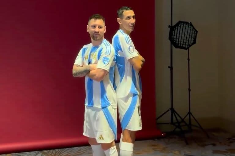 Lionel Messi y Ángel Di María durante la sesión de fotos oficiales de la CONMEBOL Copa América 2024