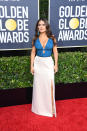 Salma Hayek versteht sich darauf, Sex-Appeal mit Eleganz zu verbinden. Ihre kornblumenblaue und cremefarbene Robe von Gucci mit sündhaftem Ausschnitt bildet hier keine Ausnahme. (Bild: Daniele Venturelli/WireImage)