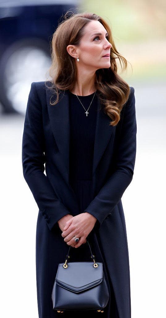 La duchesse Kate est apparue en public plus d'une fois avec le sac à main Grace Han Love Letter.  (fourni par getty images)