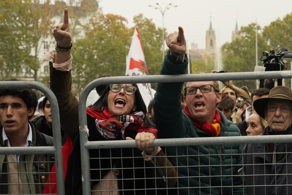 People protest against the investiture of Spain's acting Prime Minister Pedro Sanchez after he was chosen by a majority of legislators to form a new government in the Spanish Parliament in Madrid Spain, Thursday, Nov. 16, 2023. Demonstrators are protesting Spain's Socialist's deal which granted amnesty to Catalan separatists in exchange for support of new government. (AP Photo/Andrea Comas)