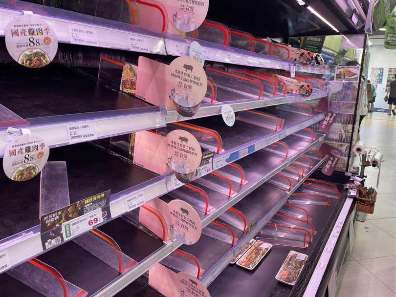 台北、新北市疫情警戒升至三級，大量民眾衝入超商，搶購罐頭、泡麵等物資，賣場人員緊急補貨。（圖／中國時報蔡雯如攝）