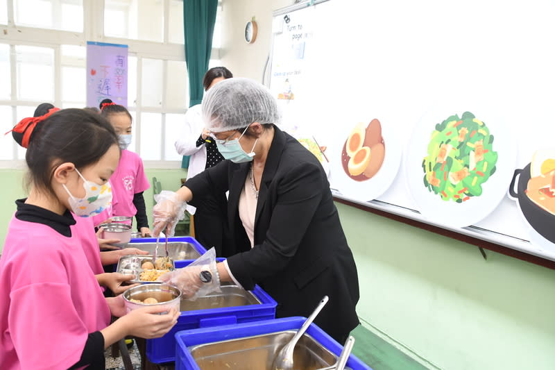 彰縣校園營養午餐計畫  推廣彰化雞蛋 彰化縣政府9日在彰化市平和國小食育美學堂舉行記 者會，介紹「好蛋的進擊，健康聰明再升級」校園營 養午餐計畫，縣長王惠美（右）替學生盛飯，呼籲多 吃雞蛋。 （彰縣府提供） 中央社記者吳哲豪傳真  113年12月9日 