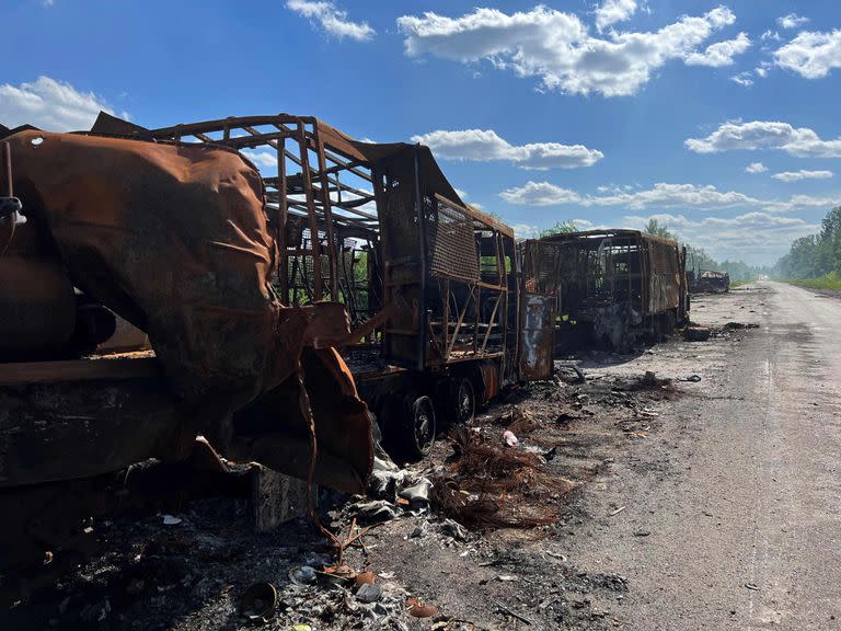 Esta fotografía, tomada el 27 de mayo de 2022, muestra vehículos militares rusos destruidos en una carretera cerca de la aldea de Kutuzivka, en la región de Kharkiv, en medio de la invasión rusa de Ucrania.