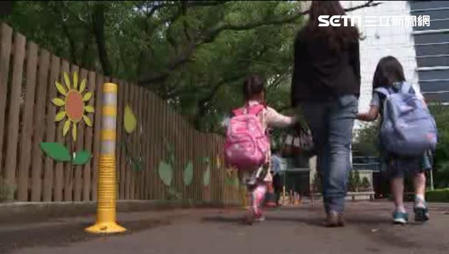 馬芮內拉送小女兒去幼兒園，才發現當年抱錯小孩了。（示意圖／資料照）