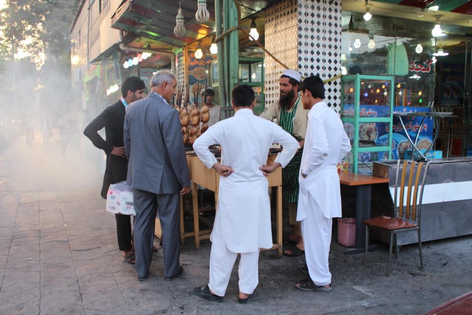 喀布爾街頭燒串，在阿富汗期間不斷吃烤羊串會吃到對人生絕望，其實喀布爾也有高檔的外國餐廳，但都在危險的北邊綠區 (Green Zone，也就是大使館區) 這一帶因為不斷遭受自殺炸彈、團夥持槍殺人等恐怖攻擊我根本不敢接近，在喀布爾南邊一般平民百姓生活的區域，這20年來的恐怖攻擊事件是個位數，圖片來源：黃瀚民提供。