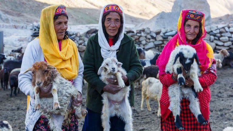 Tres de las últimas pastoras Wakhi: Sakina (izquierda), Thai Bibi (centro) y Annar (derecha)