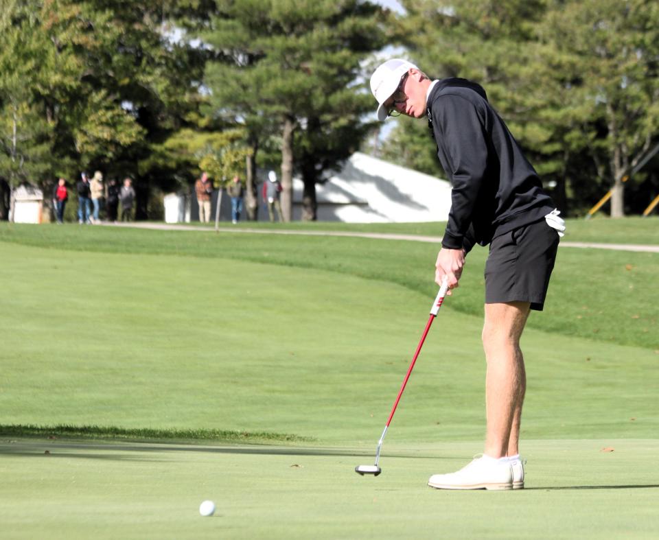 Cal Johnson, de Sacred Heart-Griffin, hace putts en el green 18 del Weibring Golf Club en Normal el sábado 7 de octubre de 2023. Disparó par en dos rondas para terminar en segundo lugar en la general y llevar a los Cyclones al título estatal de Clase 2A. Como un equipo.